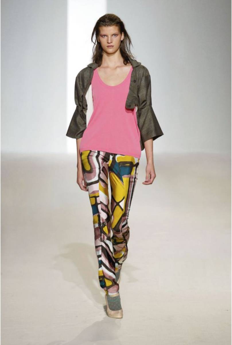 MARNIマルニ めちゃめちゃスタイリッシュなアート作品のようなレインコート★ | マルニで活躍する気鋭アーティスト、アンナ・デラーイーがベルリンで初 MARNI マルニで活躍する気鋭アーティスト、アンナ・デラーイーが 七五三掛龍也が花のパワーを享受する 「マルニ」で魅せた表現の新境地