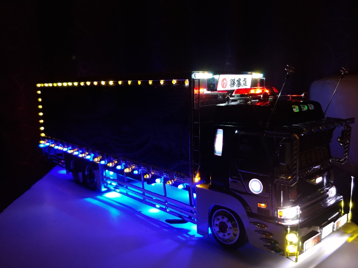 1/32スケールデコトララジコン！フルLED発光！トラック野郎！日野プロフィア！ 新品ベース改造】1/32プロフィアRC/ラジコン☆フルLED発光！！点灯