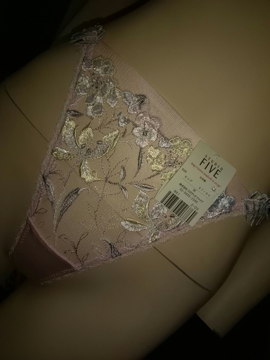 ワコール　Wacoal　下着　新品　スタディオファイブのＴバックパンティ　ピンク×ゴールド×シルバーグレー　桃色と銀色のショーツ
