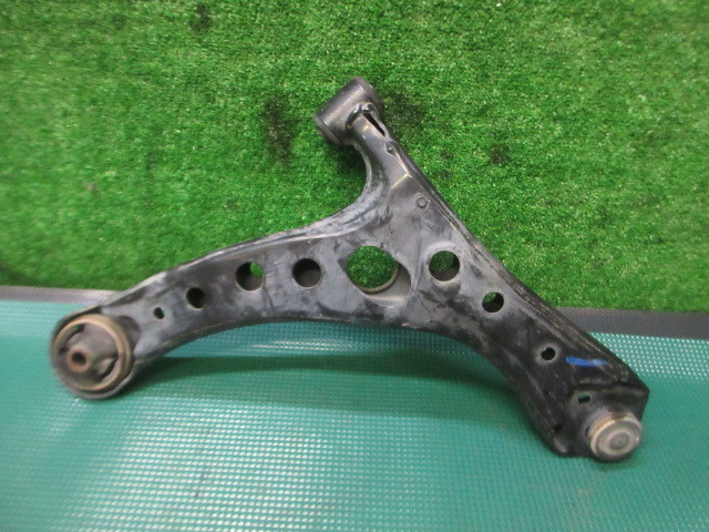 【送料無料】AZR60G ヴォクシー Z 煌き 後期 純正 左 フロント ロアアーム ロワアーム サスペンション 48069-29245/29255