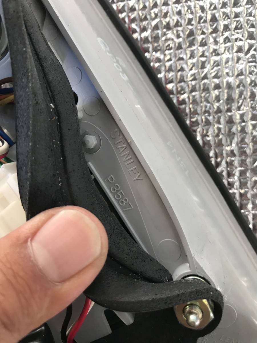 トヨタ　セルシオ　30　後期　右　テール　フィニッシャー　ランプ　美品　動作確認済み　ＬＥＤ　ＯＫ　スタンレイ　Ｐ3587_3