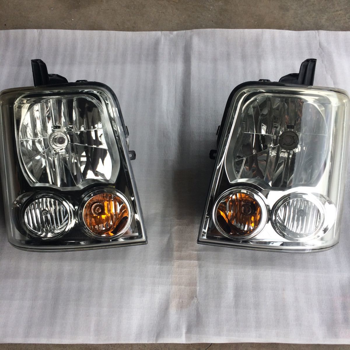 美品綺麗 純正 スズキ エブリィ DA64W ヘッドライト左右 中古品