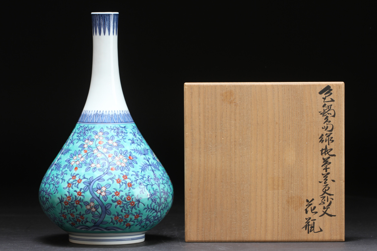 ◆茶源特別展◆【極上品】人間国宝 13代目今泉今右衛門造　色鍋島緑地草花更紗文花瓶　共箱　【本物保証】