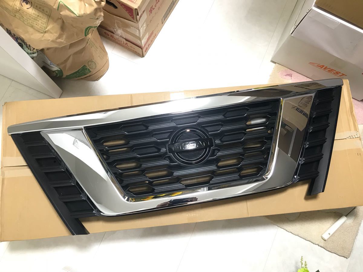 NV350 E26 キャラバン 後期 メッキ グリル ラジエターグリル ブラックエンブレム付き