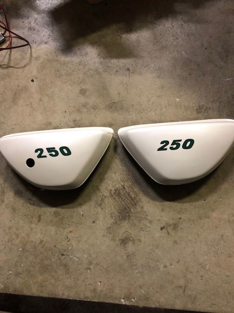 KH250 サイドカバー