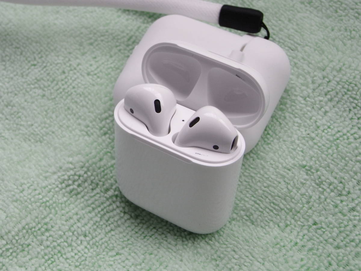 美品『Apple AirPods エアーポッズ／おまけ2点あり／MMEF2J/A』 【公式