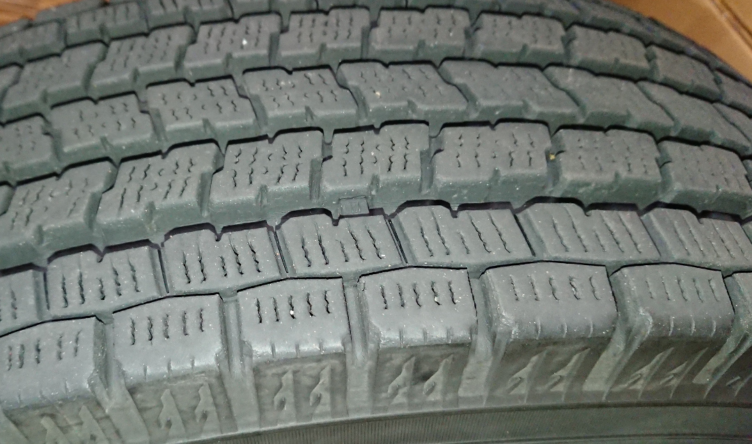 ヨコハマ スタッドレスタイヤ 15インチ 4本 195/80R15 107/105L LT IG91【2015年製中古】バン用ハイエース_7