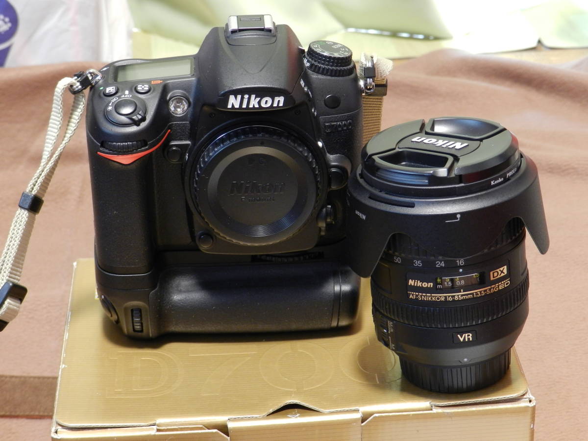 Nikon D7000 完動美品 純正グリップMB-D11・純正16-85レンズ付き MB-