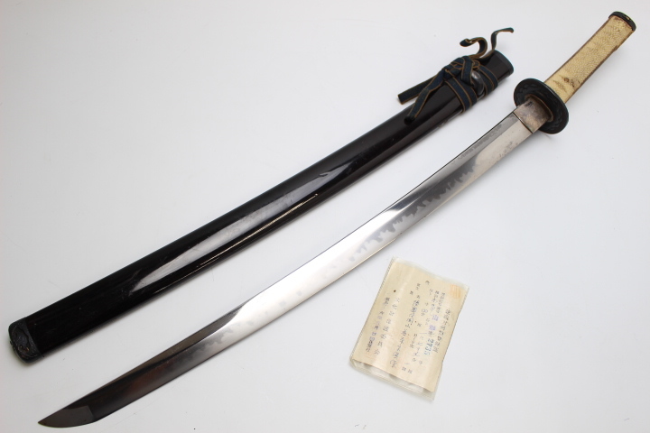 U997)刀 脇差し わきざし 銘文有り 長さ54.2cm 反り1.2cm 目くぎ穴1個 登録証あり 鞘 柄2点付き 古美術 日本刀 刀剣 日本刀、刀剣 武具