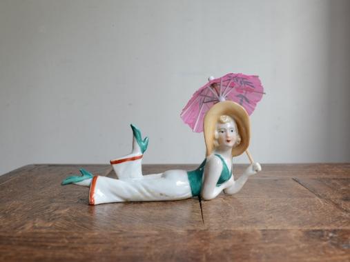 【定番，高品質】 アンティークデザイン オブジェ ヴィンテージ 人形 フィギュア バカンス 日傘 女性モチーフ 陶器オブジェ パラソル(その他)｜売買されたオークション情報、yahooの商品情報をアーカイブ公開 その他