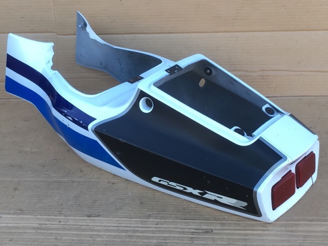 GSX-R400R シートカウル一式（白/青） GK76A 破損なし テールランプ付き