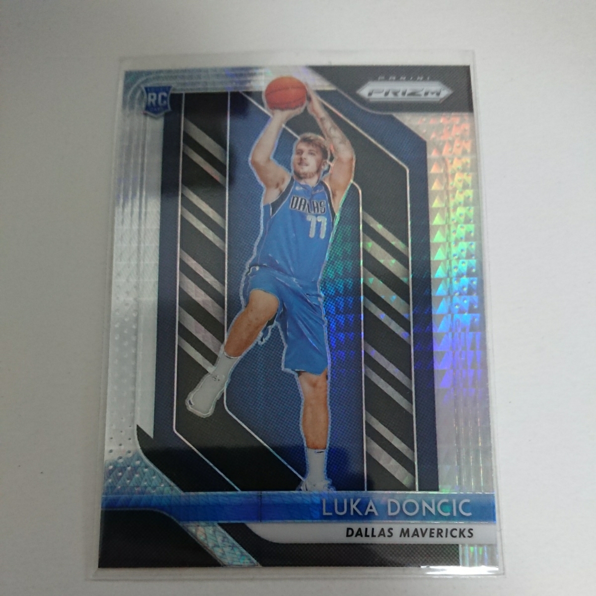 2018-19 Panini Prizm Base Hyper Luka Doncic Dallas Mavericks RC