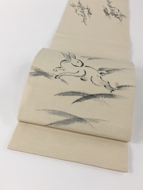 送料無料，お得 バイセル 着物 名品 開き名古屋帯 ベージュ 兎 水墨画風 紬地 落款 みとも謹製 正絹(仕立て上がり)｜売買されたオークション情報、yahooの商品情報をアーカイブ公開 - オークファン 仕立て上がり
