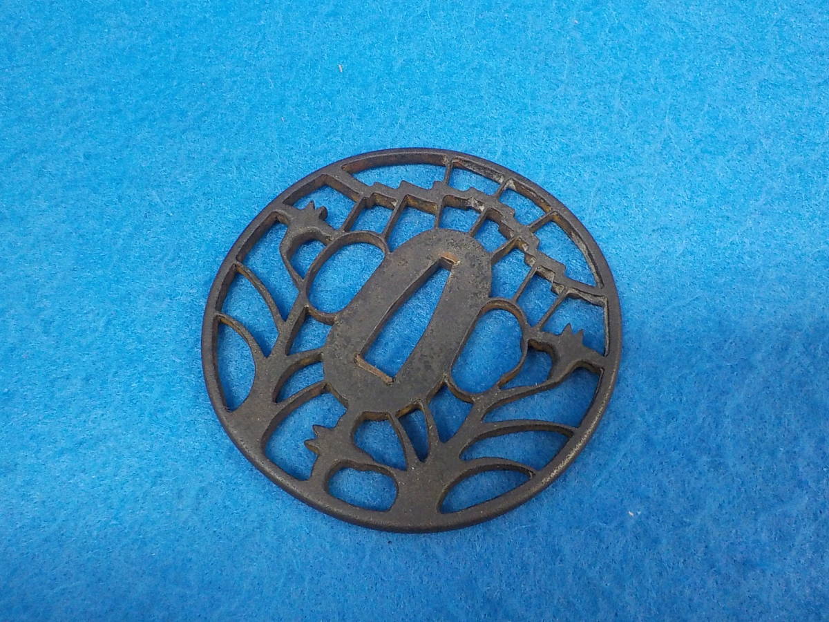 刀装具 鍔 武具 日本刀 銅製 s-136 小道具 金色絵 容彫 菊草図栗形 鉄地 透かし鍔 鉄鍔 時代武具 金象嵌 8.7×8.7×0.5