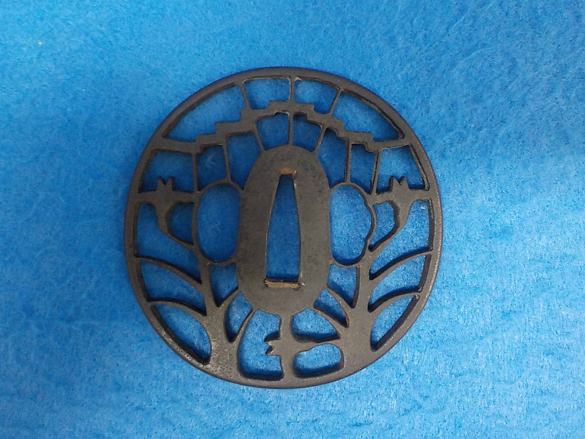 刀装具 鍔 武具 日本刀 銅製 s-136 小道具 金色絵 容彫 菊草図栗形 鉄地 透かし鍔 鉄鍔 時代武具 金象嵌 8.7×8.7×0.5