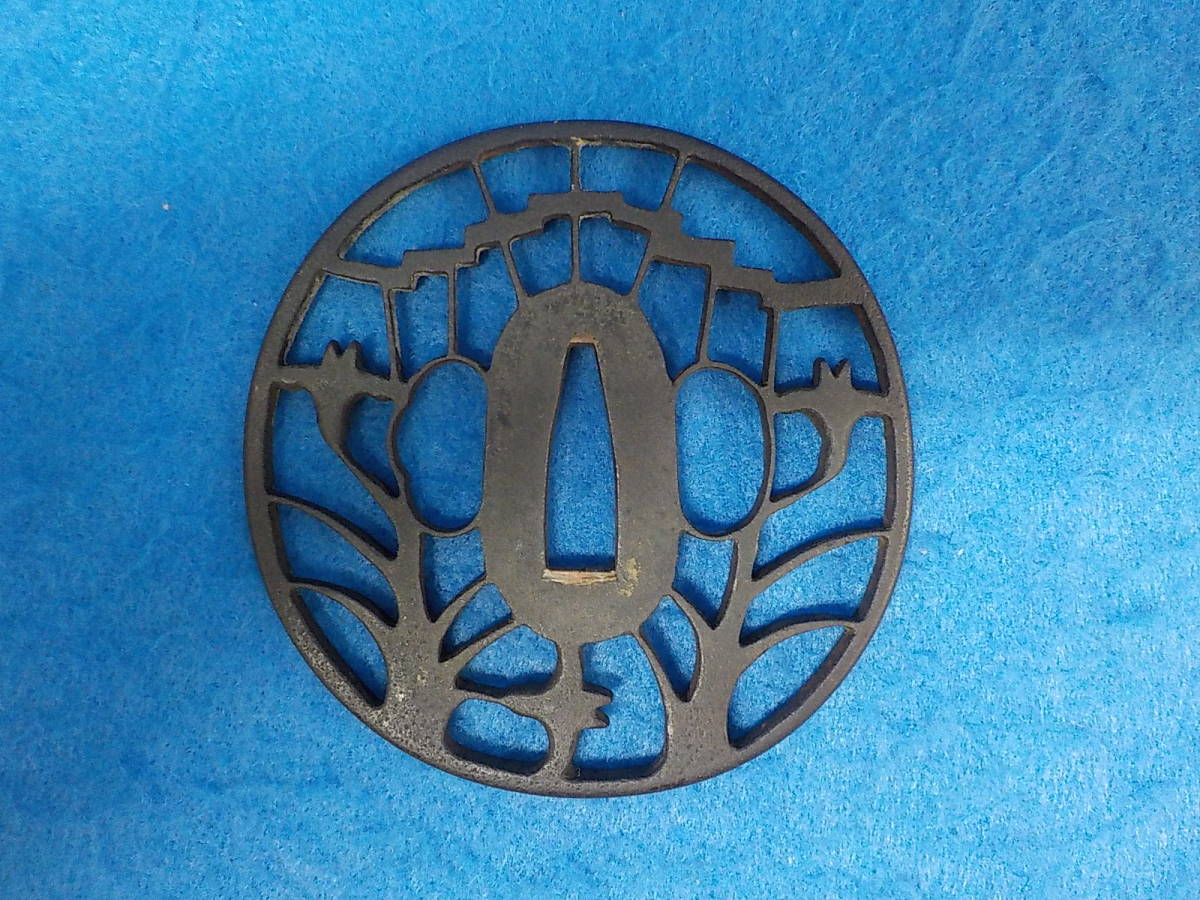 刀装具 鍔 武具 日本刀 銅製 s-136 小道具 金色絵 容彫 菊草図栗形 鉄地 透かし鍔 鉄鍔 時代武具 金象嵌 8.7×8.7×0.5