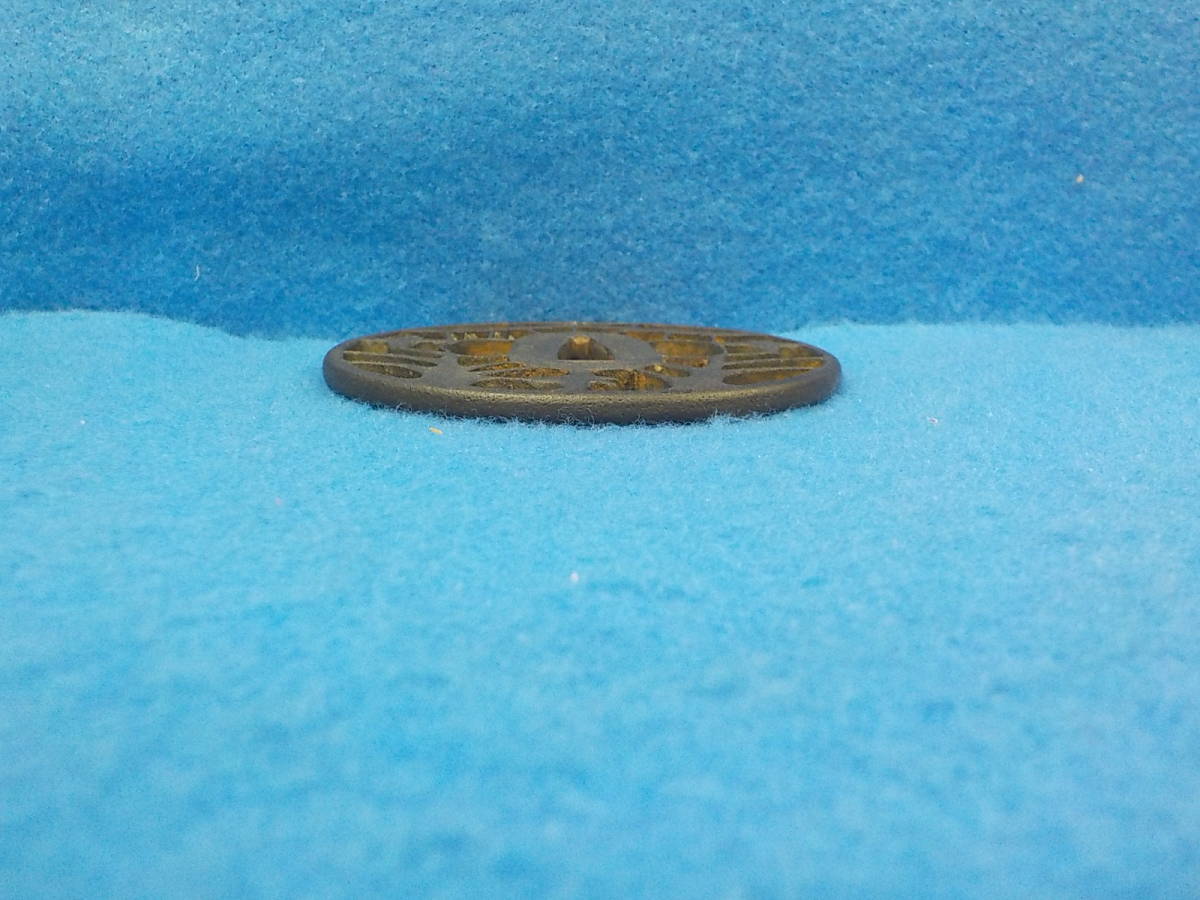 刀装具 鍔 武具 日本刀 銅製 s-136 小道具 金色絵 容彫 菊草図栗形 鉄地 透かし鍔 鉄鍔 時代武具 金象嵌 8.7×8.7×0.5