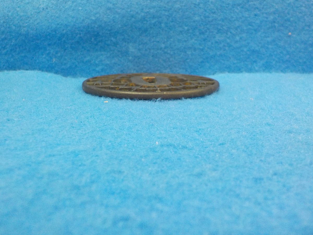 刀装具 鍔 武具 日本刀 銅製 s-136 小道具 金色絵 容彫 菊草図栗形 鉄地 透かし鍔 鉄鍔 時代武具 金象嵌 8.7×8.7×0.5