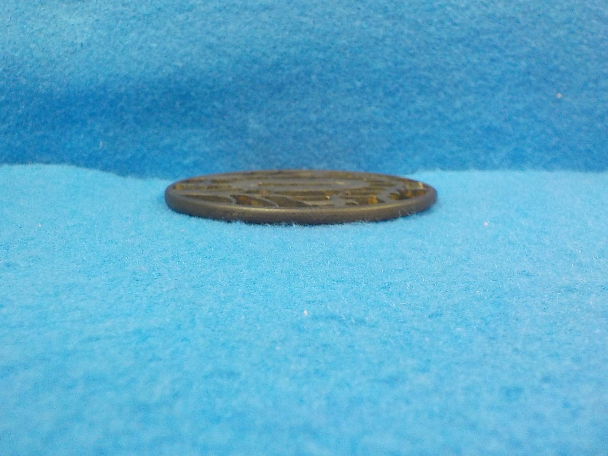 刀装具 鍔 武具 日本刀 銅製 s-136 小道具 金色絵 容彫 菊草図栗形 鉄地 透かし鍔 鉄鍔 時代武具 金象嵌 8.7×8.7×0.5
