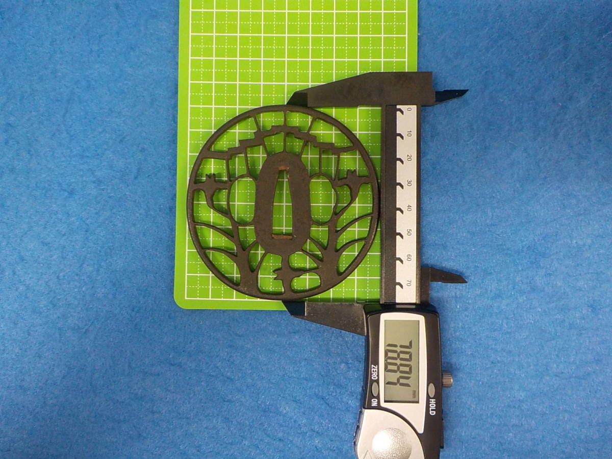 刀装具 鍔 武具 日本刀 銅製 s-136 小道具 金色絵 容彫 菊草図栗形 鉄地 透かし鍔 鉄鍔 時代武具 金象嵌 8.7×8.7×0.5