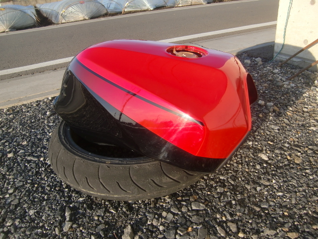 カワサキ GPZ900R 純正タンク 人気の 赤黒 A7 カラー 中古になります。～～