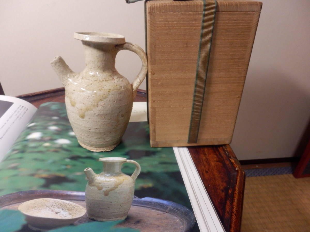  李仲 平安前期 猿投古窯手付徳利 骨董誌 緑青 所載品(酒器)｜売買されたオークション情報、yahooの商品情報をアーカイブ公開 - オークファン 瀬戸