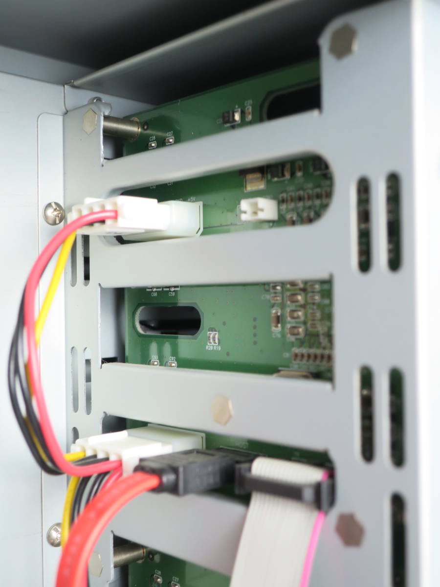 テラタワーSATA RAID コンパクトタワーケース（3.5インチSATA HDD 8台収納可能）中古 [43251]