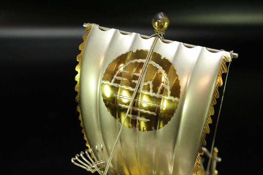 【金閣】銀製刻印有 銀製宝船1261g 縁起物 帆船 ガラスケース入 時代箱 旧家蔵出(MB792)_4