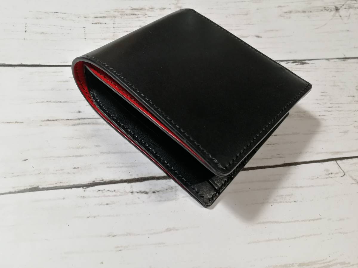 ハンドメイド★栃木レザー　バイカラーのハーフウォレット★ブラック＆レッド　手縫い