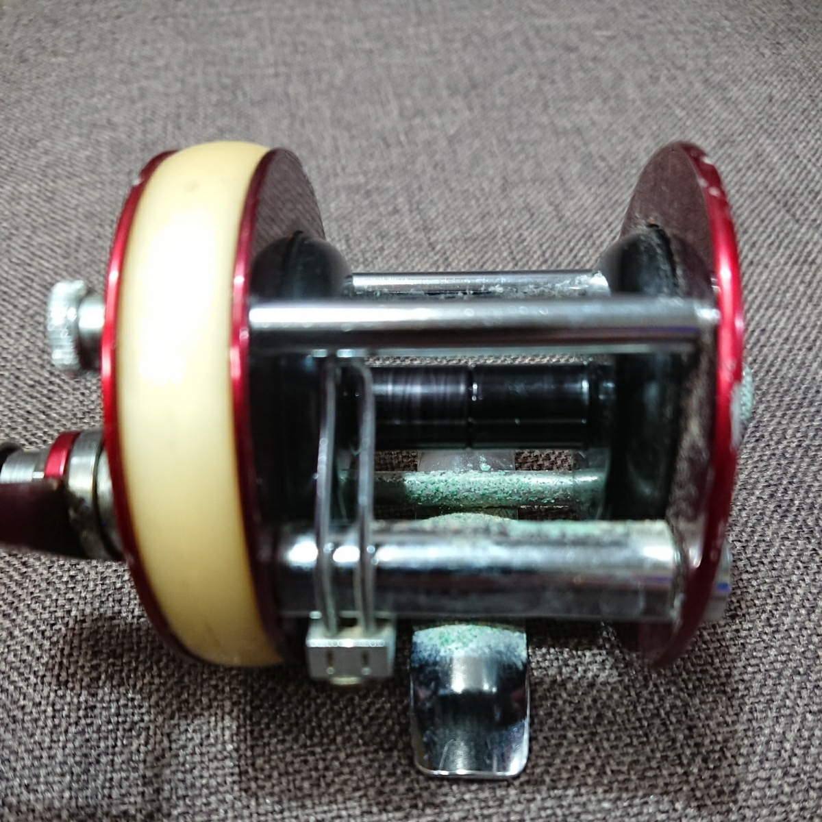 ABU 1750A ABU 1750 A ベイトリール 赤/クリーム Yahoo