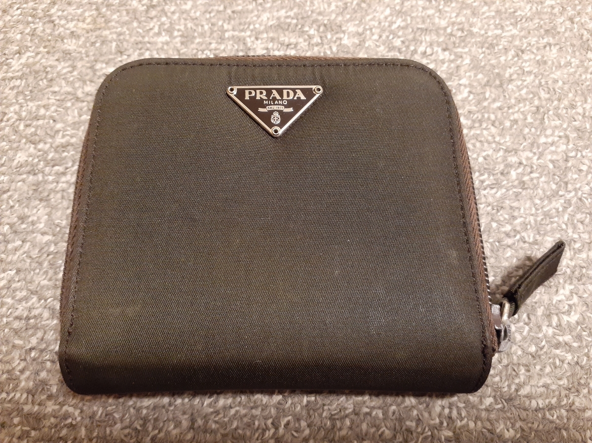 Prada プラダ 二つ折り財布 メンズ レディース兼用 ラウンドファスナー 小銭入れ 男性用財布 売買されたオークション情報 Yahooの商品情報をアーカイブ公開 オークファン Aucfan Com
