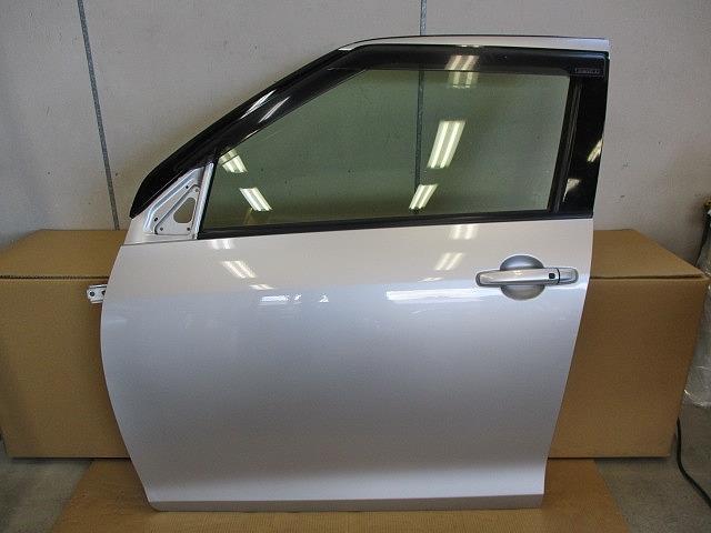 スイフト ZC72S 左フロントドア パネル ZMU/シルバー 68002-71L00