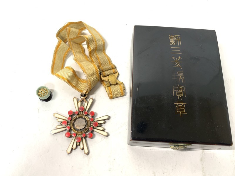 瑞宝小綬章 共箱・略綬付き 勲三等瑞宝章 略綬付 共箱入り 勲章 共箱 勲三等瑞宝章
