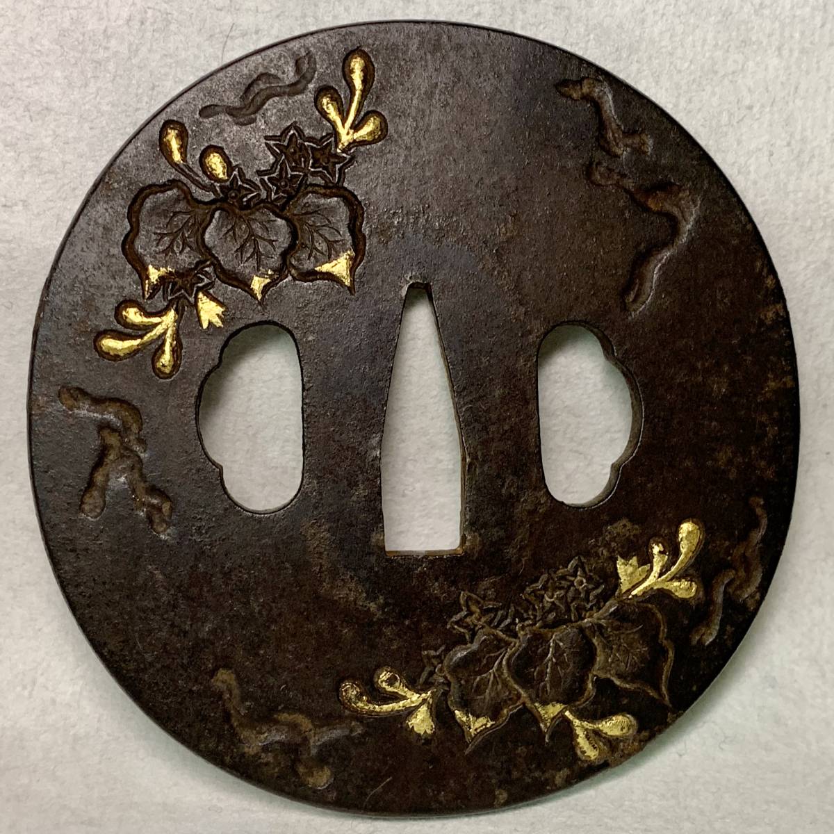 刀装具 小道具 鐔 鉄地 無銘 草花図 金色絵 【公式通販】