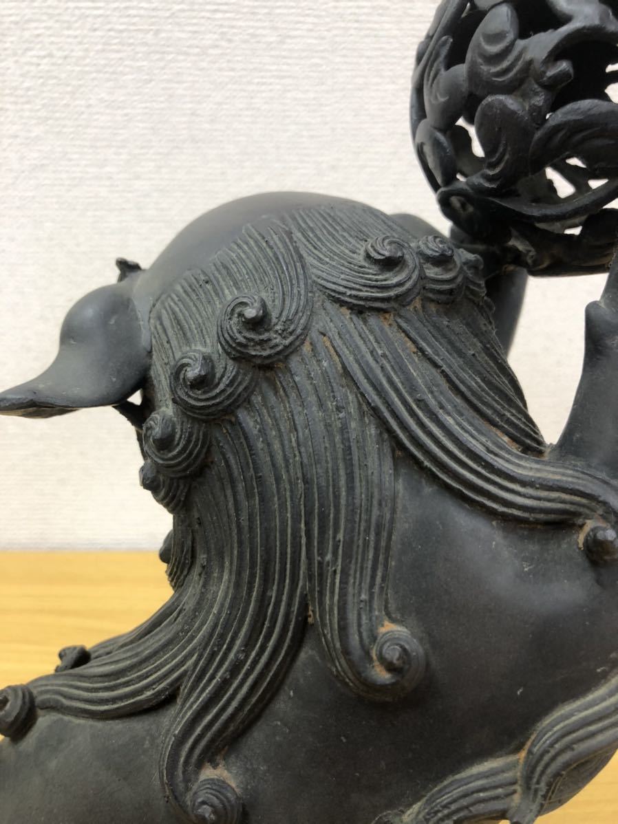 ブロンズ製獅子彫刻のアンティーク装飾品 時代ブロンズ 銅製唐獅子 置物 重さ5.5kg 高30cm 幅27-15cm 日本金工