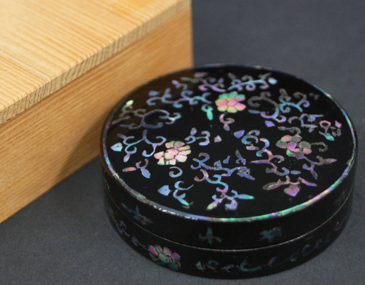 閑】琉球塗 木製黒漆塗 青貝螺鈿象嵌『花唐草文』香合 丸香合 箱付