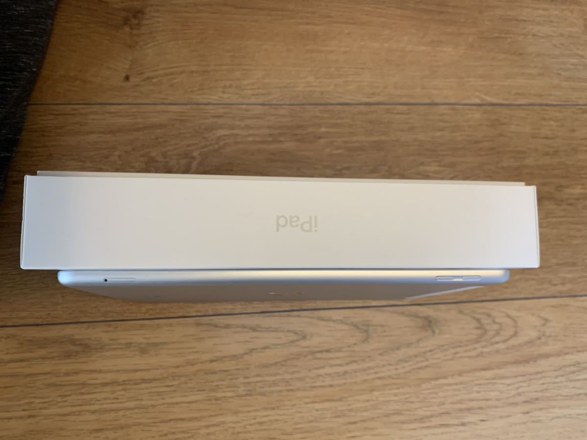 超美品 ドコモ docomo iPad（第5世代） 32GB シルバー iPad 32GB Wi-Fi+