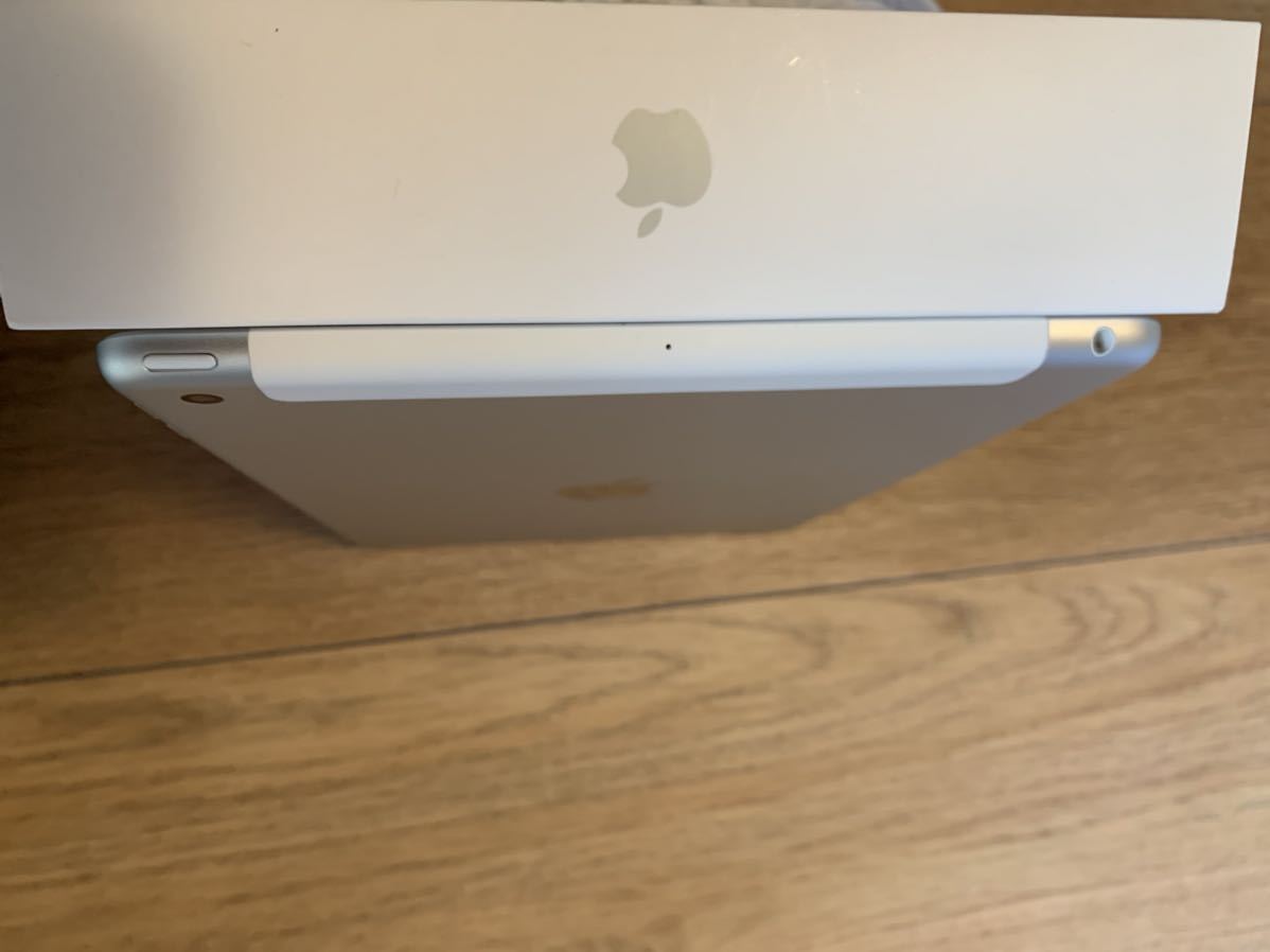 超美品 ドコモ docomo iPad（第5世代） 32GB シルバー iPad 32GB Wi-Fi+