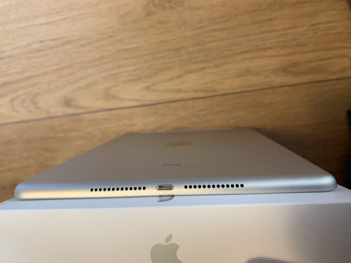 超美品 ドコモ docomo iPad（第5世代） 32GB シルバー iPad 32GB Wi-Fi+