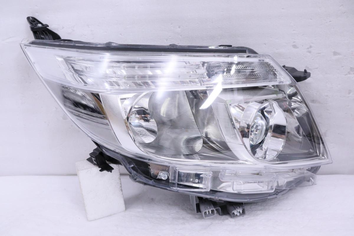 トヨタ ノア ハイブリッド ZWR80G 右ヘッドランプユニットLED 2202342