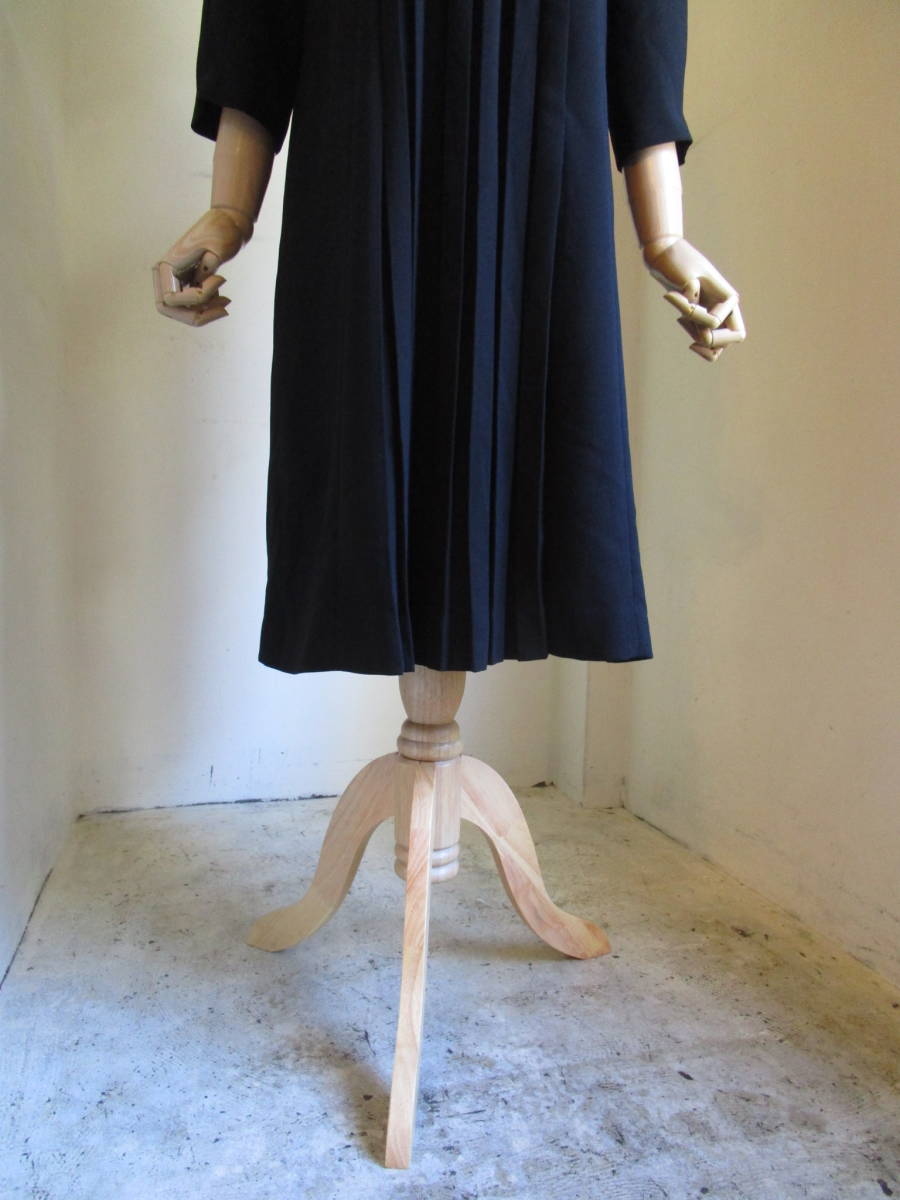 60s70s Vintage ヴィンテージ 黒ブラック ビーズ付 ノーカラー プリーツ ワンピース オケージョン0815 古着 昭和レトロ モダン Mサイズ 売買されたオークション情報 Yahooの商品情報をアーカイブ公開 オークファン Aucfan Com
