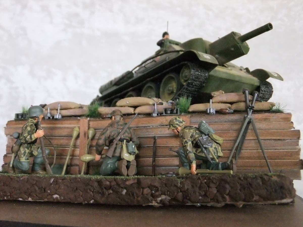戦車ジオラマ　1/35 ロシアSU122と親衛隊兵士 1/35ドイツ陸軍VSソビエト襲撃戦車SU-122兵士4体付 ジオラマ完成品