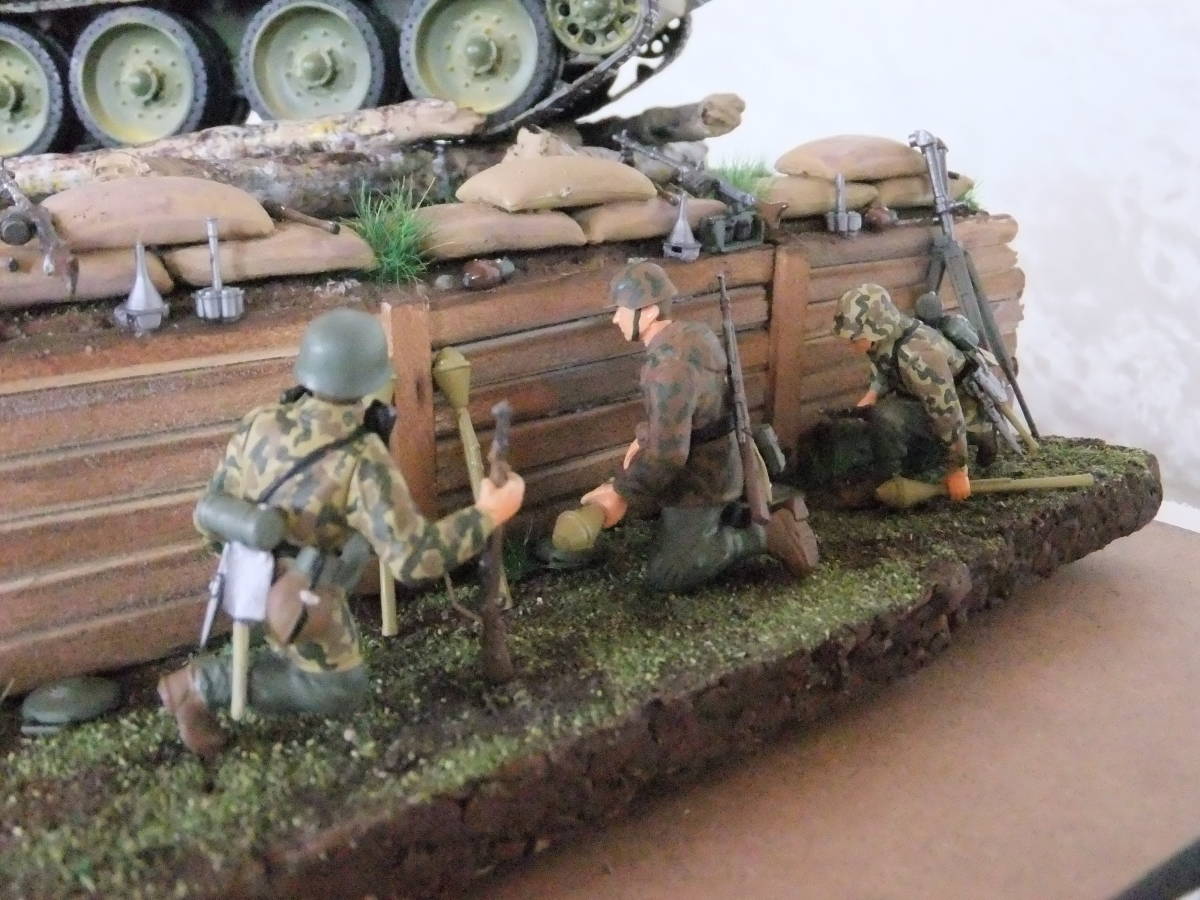 1/35ドイツ陸軍VSソビエト襲撃戦車SU-122兵士4体付 ジオラマ完成品