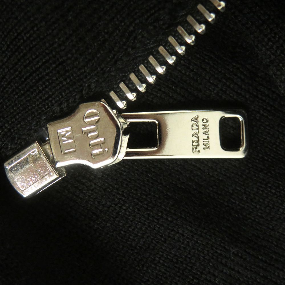 驚きの破格値，送料無料 未使用品▽2019年　PRADA　プラダ　ロゴZIP　ZIPUP　ニットジャケット　ブラック　54　正規品　メンズ