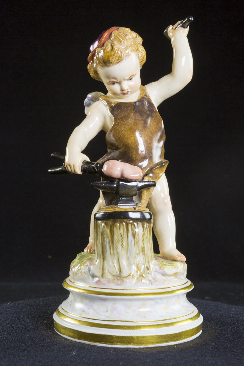 ◇◇ マイセン MEISSEN フィギュリン天使の 人気 Lシリーズ 鉄床を使う