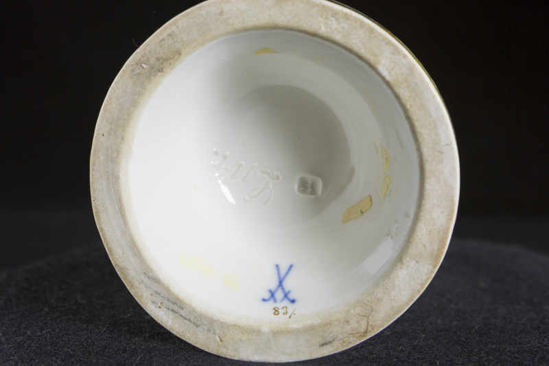 ◇◇ マイセン MEISSEN フィギュリン天使の 人気 Lシリーズ 鉄床を使う