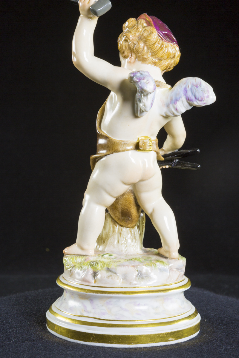 ◇◇ マイセン MEISSEN フィギュリン天使の 人気 Lシリーズ 鉄床を使う