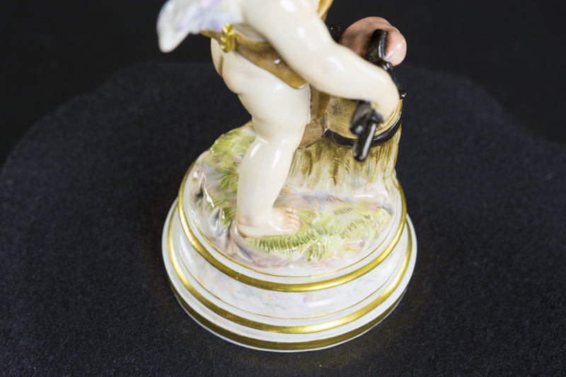 ◇◇ マイセン MEISSEN フィギュリン天使の 人気 Lシリーズ 鉄床を使う
