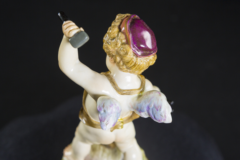 ◇◇ マイセン MEISSEN フィギュリン天使の 人気 Lシリーズ 鉄床を使う
