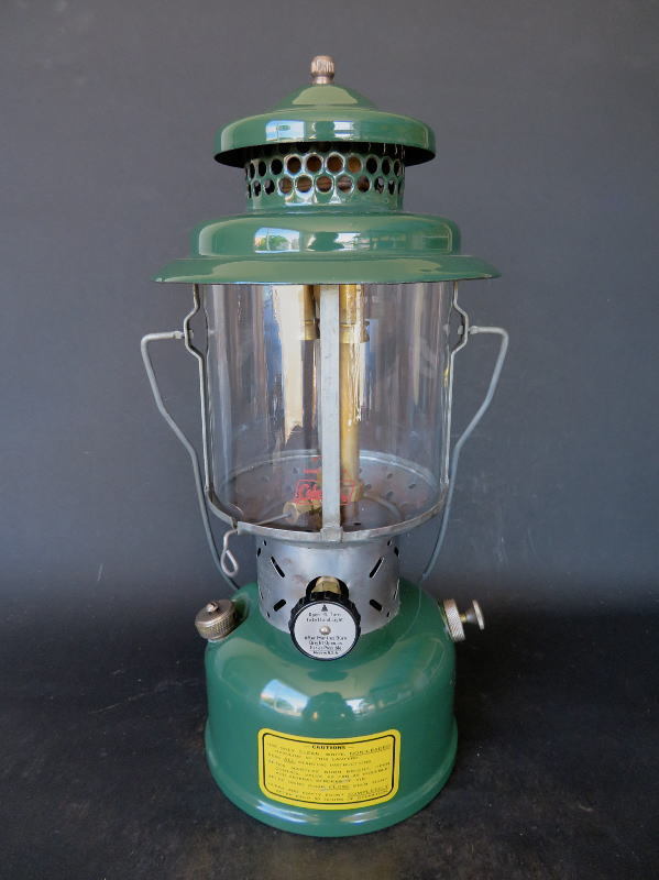 コールマン ビンテージ 220C 1945年5月製造 ツーマントルランタン Coleman 1946年8月製造 ダブルマントル ランタン アルファベットが変わると何が コールマンのヴィンテージランタン220! COLEMAN ツーマントル 1972年4月製造 220F後期 YouTube